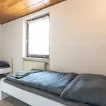 Monteurapartment Naehe Darmstadt I 6 Schlafzimmer I 2 Badezimmer I 12 Betten I Parkplatz I Waschmaschine I Balkon Nieder-Klingen