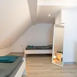 Monteurapartment Naehe Darmstadt I 6 Schlafzimmer I 2 Badezimmer I 12 Betten I Parkplatz I Waschmaschine I Balkon Apartment Nieder-Klingen