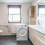 Monteurapartment Naehe Darmstadt I 6 Schlafzimmer I 2 Badezimmer I 12 Betten I Parkplatz I Waschmaschine I Balkon Apartment *