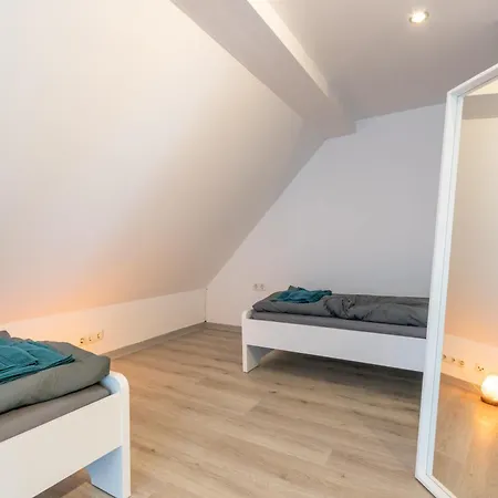 Monteurapartment Naehe Darmstadt I 6 Schlafzimmer I 2 Badezimmer I 12 Betten I Parkplatz I Waschmaschine I Balkon Apartament