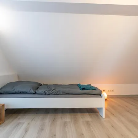 Monteurapartment Naehe Darmstadt I 6 Schlafzimmer I 2 Badezimmer I 12 Betten I Parkplatz I Waschmaschine I Balkon Apartament Nieder-Klingen