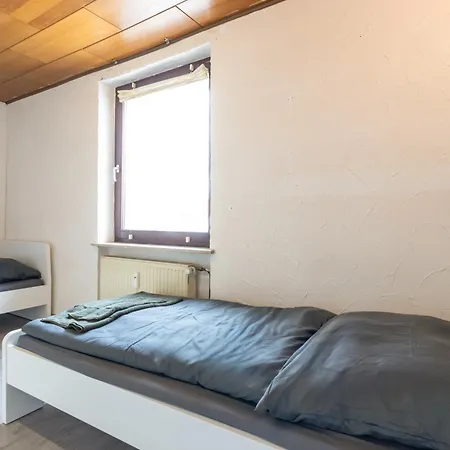 Monteurapartment Naehe Darmstadt I 6 Schlafzimmer I 2 Badezimmer I 12 Betten I Parkplatz I Waschmaschine I Balkon Nieder-Klingen
