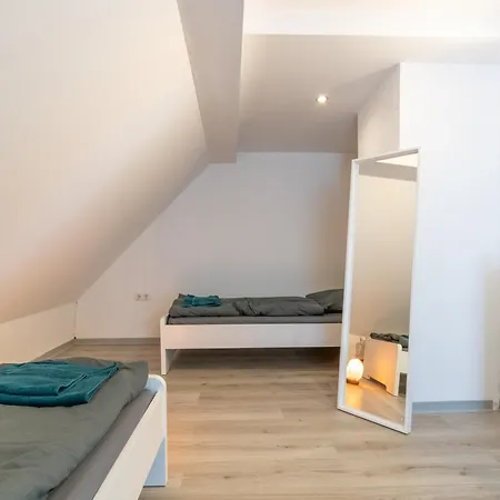 Monteurapartment Naehe Darmstadt I 6 Schlafzimmer I 2 Badezimmer I 12 Betten I Parkplatz I Waschmaschine I Balkon Apartament Nieder-Klingen