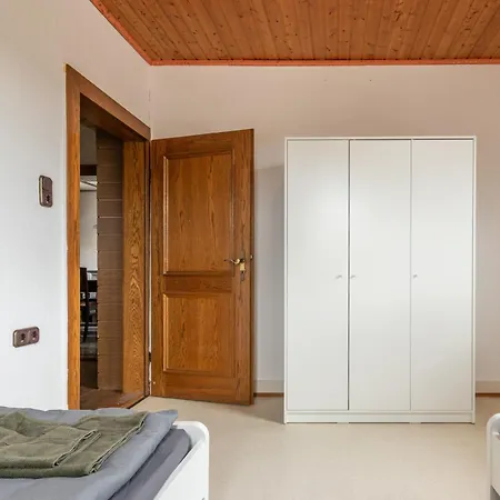 Monteurapartment Naehe Darmstadt I 6 Schlafzimmer I 2 Badezimmer I 12 Betten I Parkplatz I Waschmaschine I Balkon * Nieder-Klingen
